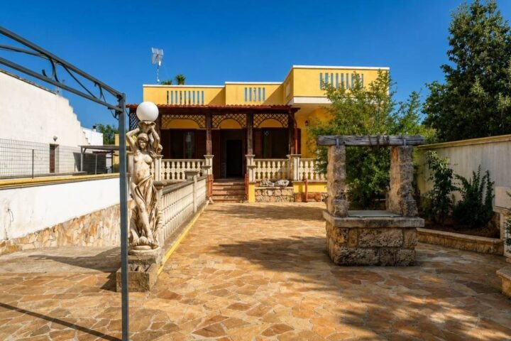 Castiglione d’Otranto: Haus mit Dachterrasse und Photovoltaik