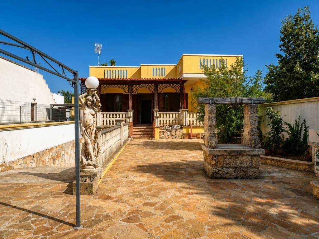 Castiglione d’Otranto: Haus mit Dachterrasse und Photovoltaik